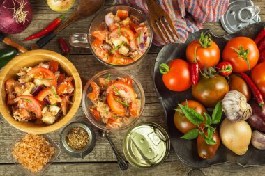 Taze domates salatası ton balığı ve peynir. Diyet yemekleri. Sağlıklı kahvaltı.