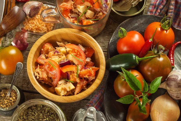 新鲜的番茄沙拉金枪鱼和奶酪。减肥食品。健康的早餐. — 图库照片