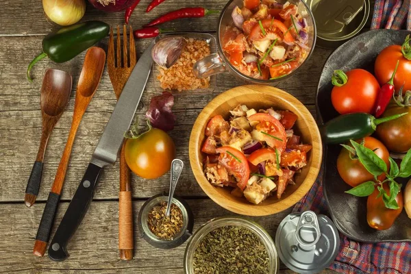 Taze domates salatası ton balığı ve peynir. Diyet yemekleri. Sağlıklı kahvaltı.