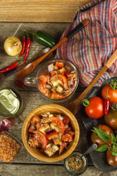 Taze domates salatası ton balığı ve peynir. Diyet yemekleri. Sağlıklı kahvaltı.