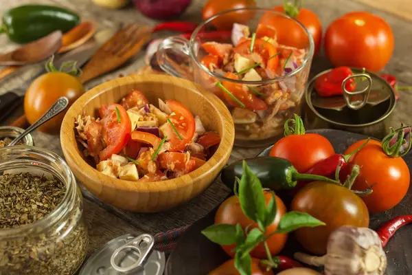 Frischer Tomatensalat mit Thunfisch und Käse. Diät-Essen. gesundes Frühstück. — Stockfoto