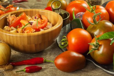 Ev yapımı salata, domates, peynir ve biber. Sağlıklı bir diyet yemek. Sağlıklı kahvaltı.