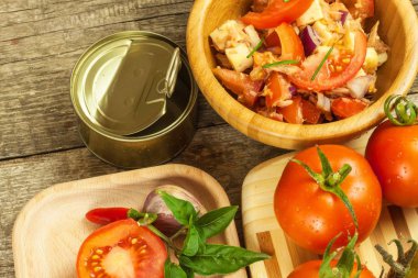 Taze domates salatası için. Domates ve biber salatası. Diyet yemekleri. Sağlıklı kahvaltı.