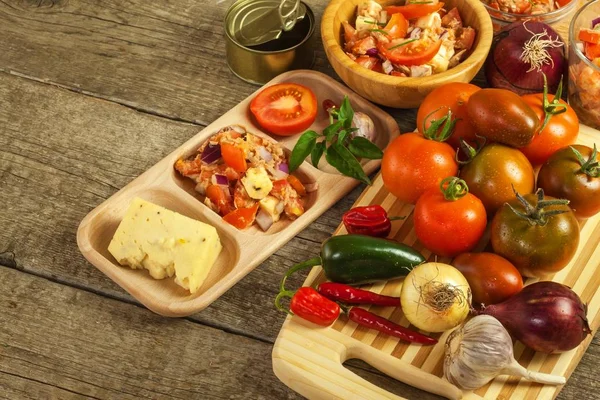 Homemade salad of tomato, cheese and chili peppers. Healthy diet food. Healthy breakfast. — Stock Photo, Image