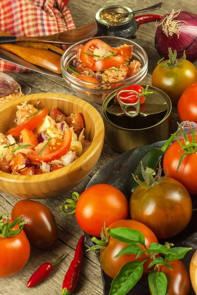 Hausgemachter Salat mit Tomaten, Käse und Chilischoten. gesunde Ernährung. gesundes Frühstück. — Stockfoto