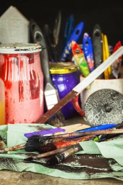 Dekupaj ürünleri. Sayfa sanatçı Atölyesi. Ressam çalışma masası üzerinde bozukluk. Fırçalar ve renkler.
