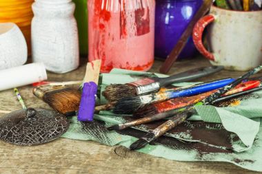 Dekupaj ürünleri. Sayfa sanatçı Atölyesi. Ressam çalışma masası üzerinde bozukluk. Fırçalar ve renkler.