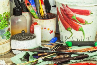 Brno, Çek Cumhuriyeti -10 Eylül, 2017: Dekupaj tekniği ile üretilen ürünler. Dekupaj öğeleri peçete dekorasyon bir tekniktir. Atölye ressam. İş Danışma karışıklık.