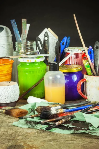 Decoupage produkter. Hem Artist Workshop. Sjukdom på skrivbordet av målare. Penslar och färger. — Stockfoto