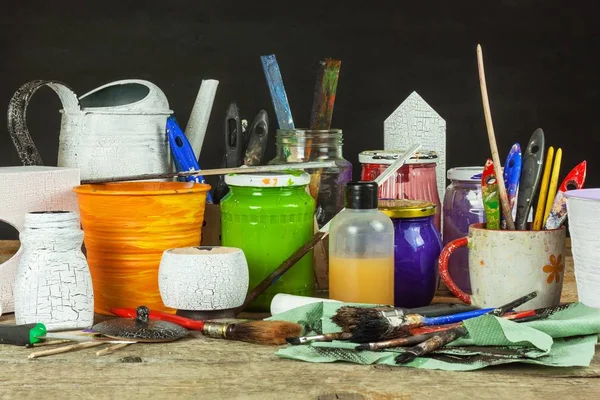 Dekupaj ürünleri. Sayfa sanatçı Atölyesi. Ressam çalışma masası üzerinde bozukluk. Fırçalar ve renkler.