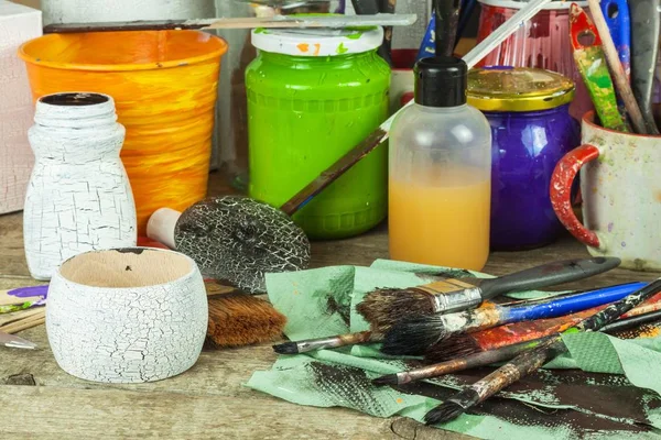 Dekupaj ürünleri. Sayfa sanatçı Atölyesi. Ressam çalışma masası üzerinde bozukluk. Fırçalar ve renkler.