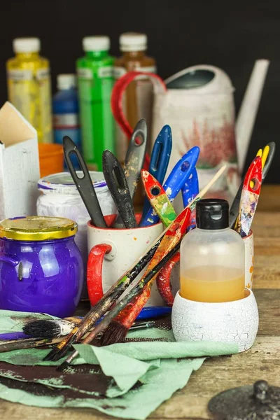 Dekupaj ürünleri. Sayfa sanatçı Atölyesi. Ressam çalışma masası üzerinde bozukluk. Fırçalar ve renkler.