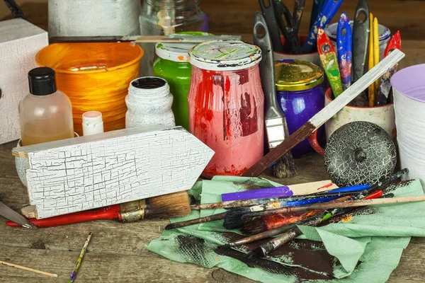 Dekupaj ürünleri. Sayfa sanatçı Atölyesi. Ressam çalışma masası üzerinde bozukluk. Fırçalar ve renkler.