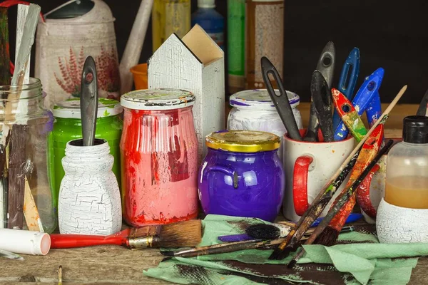 Dekupaj ürünleri. Sayfa sanatçı Atölyesi. Ressam çalışma masası üzerinde bozukluk. Fırçalar ve renkler.