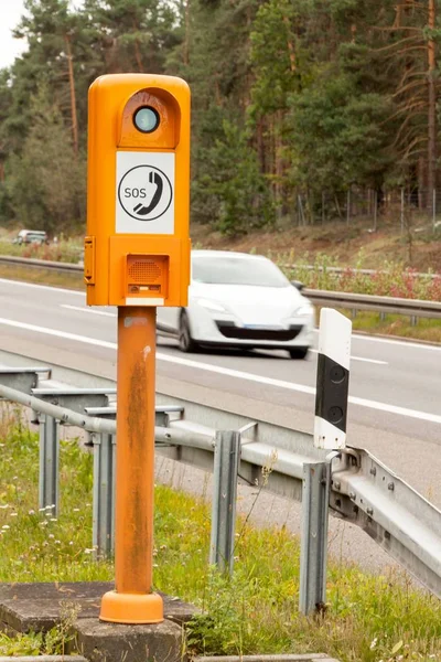 Sos telefon. Acil durum telefon, yol kenarında. Sabah Alman karayolu üzerinde.
