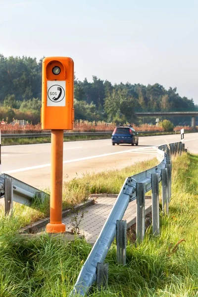 Telefono SOS. Telefono di emergenza sul ciglio della strada. Mattina sull'autostrada tedesca . — Foto Stock