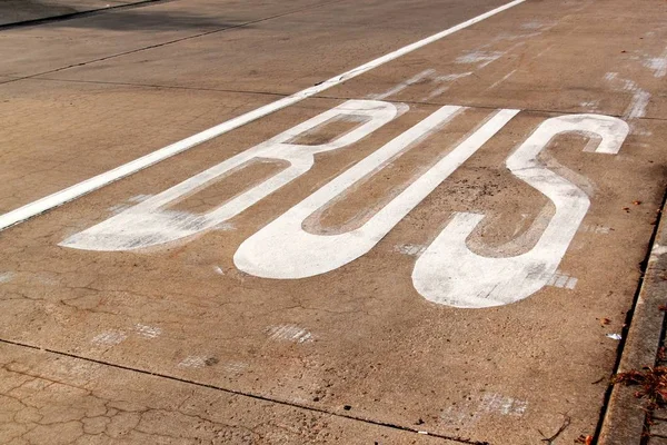 Corsia degli autobus. Segnaletica di autobus su una strada concreta. Segnali stradali in città . — Foto Stock