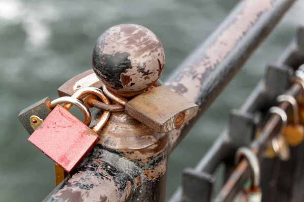 锁定作为永恒爱情的象征。在波罗地海码头的栏杆上的金属锁. — 图库照片