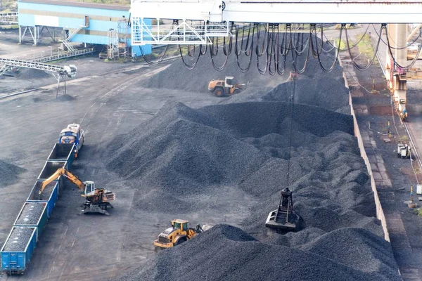 Lavori nel terminale di trasbordo del carbone portuale. Scarico di carbone di carri con gru speciali. Lavorare in un porto vicino al Mar Baltico . — Foto Stock