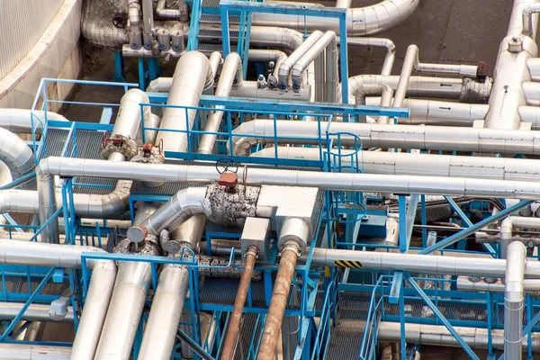 Βιομηχανική έννοια. Δοχείο υγρού αερίου. Αποθήκευσης φυσικού αερίου στο λιμάνι. Αγωγοί του διυλιστηρίου. — Φωτογραφία Αρχείου