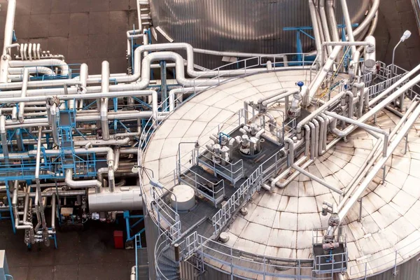 Concept industriel. Conteneur de gaz liquide. Stockage de gaz dans le port. Pipelines dans la raffinerie . — Photo