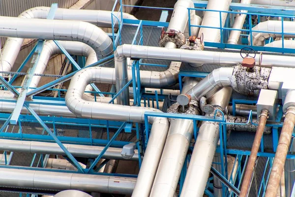 Concept industriel. Conteneur de gaz liquide. Stockage de gaz dans le port. Pipelines dans la raffinerie . — Photo