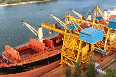 Vinç demir cevheri limandaki kaldırır. Hammadde ticaret. Baltık denizinde bir limanda çalışmak.