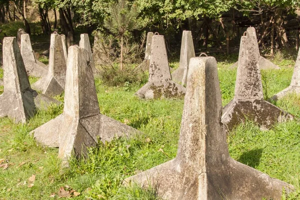 Barriere anticarro in cemento. barriera di difesa. Barriera contro l'ingresso dei veicoli . — Foto Stock