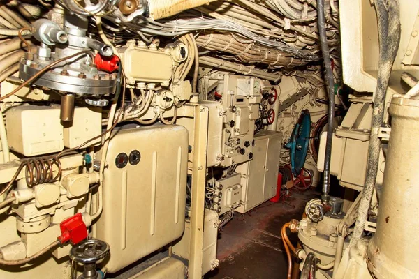 Interior del compartimento submarino de combate con dispositivos de control . —  Fotos de Stock