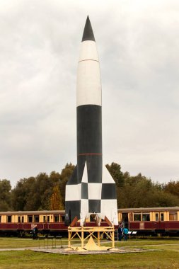 Peenemuende, Almanya - 21 Eylül 2017: Bölge Ordu Araştırma Merkezi. WW-II gelişmiş V-1 ve V-2 roket. Sürüm 2 füze görünümünü.