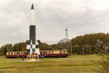Peenemuende, Almanya - 21 Eylül 2017: Bölge Ordu Araştırma Merkezi. WW-II gelişmiş V-1 ve V-2 roket. Sürüm 2 füze görünümünü.