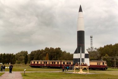 Peenemuende, Almanya - 21 Eylül 2017: Bölge Ordu Araştırma Merkezi. WW-II gelişmiş V-1 ve V-2 roket. Sürüm 2 füze görünümünü.