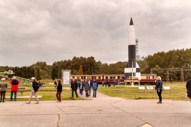 Peenemuende, Almanya - 21 Eylül 2017: Bölge Ordu Araştırma Merkezi. WW-II gelişmiş V-1 ve V-2 roket. Sürüm 2 füze görünümünü.