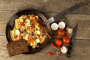 Jambon ve biber Taze karıştırılmış yumurta üzerinde çelik bir tavada biber. Geleneksel besleyici bir kahvaltı. Kalorili yemek.