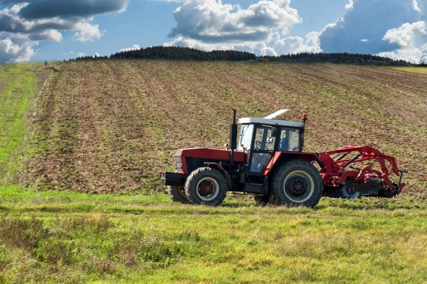 Červený traktor v poli. Zemědělské zemědělské práce. Zemědělství v České republice. — Stock fotografie