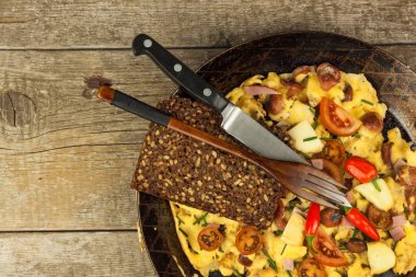 Jambon ve biber Taze karıştırılmış yumurta üzerinde çelik bir tavada biber. Geleneksel besleyici bir kahvaltı. Kalorili yemek.