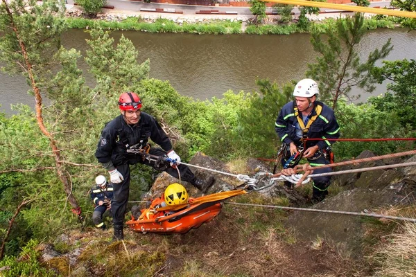 Kadan, Repubblica Ceca, 6 giugno 2012: Unità di soccorso per esercizi. Addestrare i soccorritori su terreni inaccessibili alla diga di Kadan. Recupero con tecniche a corda . — Foto Stock