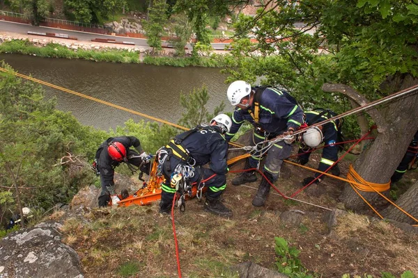 Kadan, Repubblica Ceca, 6 giugno 2012: Unità di soccorso per esercizi. Addestrare i soccorritori su terreni inaccessibili alla diga di Kadan. Recupero con tecniche a corda . — Foto Stock