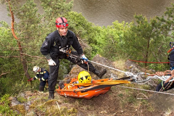 Kadan, Czech Republic, June 6, 2012: Exercise rescue units. Training rescue people in inaccessible terrain at the dam Kadan. Recovery using rope techniques. — Stock Photo, Image