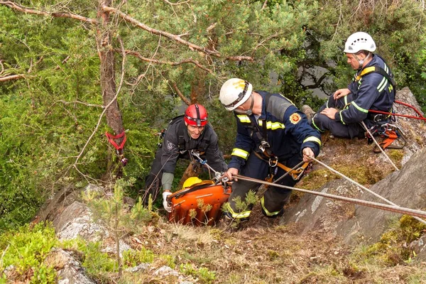 Kadan, Repubblica Ceca, 6 giugno 2012: Unità di soccorso per esercizi. Addestrare i soccorritori su terreni inaccessibili alla diga di Kadan. Recupero con tecniche a corda . — Foto Stock