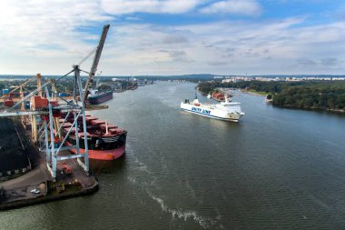 Swinoujscie, Polonya, Eylül 20-2017: birlik satır Swinoujscie Lehçe bağlantı noktası ve İsveçli Ystad bağlantı noktası arasında bir yıl boyunca feribot servisi işletmektedir. Bir görünümü Geminin limana bırakarak.