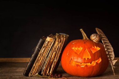 Cadılar Bayramı Balkabağı ve büyü bir kitap. Oyulmuş kabak. Sihirli kitaplar. Geleneksel tatil.