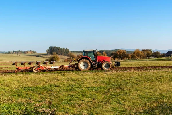 Κόκκινο τρακτέρ πόλο τομέα. Φθινόπωρο εργασία πεδίου. Ζωή στο αγρόκτημα. Αγροτικό τοπίο στην Τσεχία. — Φωτογραφία Αρχείου
