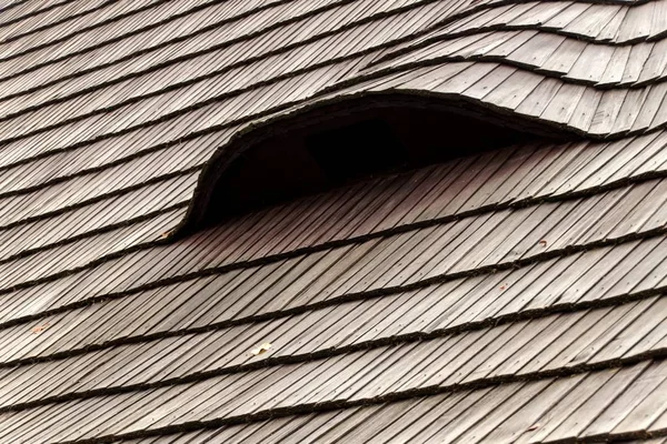 Wooden roof tiles. Traditional roof in the mountain region of the Czech Republic. — Stock Photo, Image