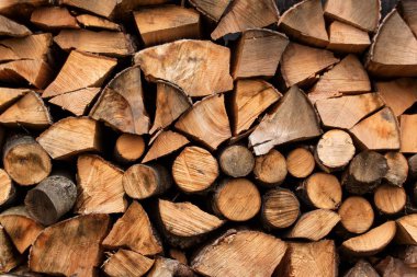 Isıtma için odun yığını. Ekolojik Isıtma evin. Kışa hazırlanıyor.