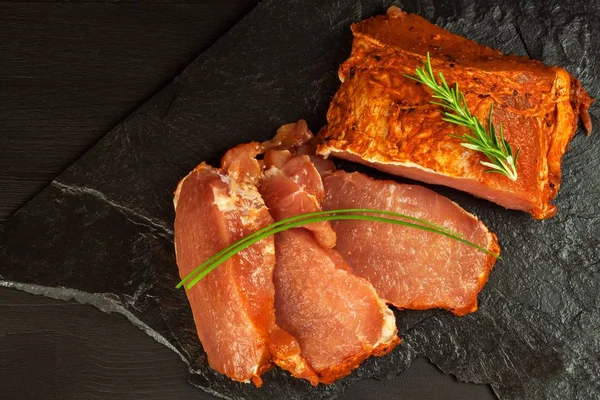 Gemarineerde karbonade. Vers gesneden varkensvlees. Verkoop van vlees. Voorbereiding voor het grillen. — Stockfoto