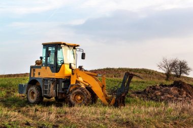 Tarak alan gübreleme için römork yükleme doğal gübre ile. Gübreleme için tarım makine. İnek gübresi.