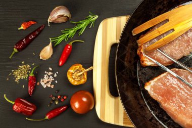 Domuz pirzolası çelik mutfak Pan. Kızarmış biftek. Mutfak gereçleri.