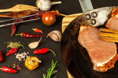 Kızartma için domuz pirzolası. Taze et ızgara. Diyet yemekleri. Mutfak gereçleri.