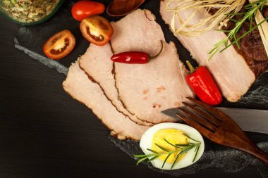 Mutfak masasının üzerinde geleneksel füme et. Mutfak et yemek. Füme domuz eti satışı. Sosis yerli üretim.